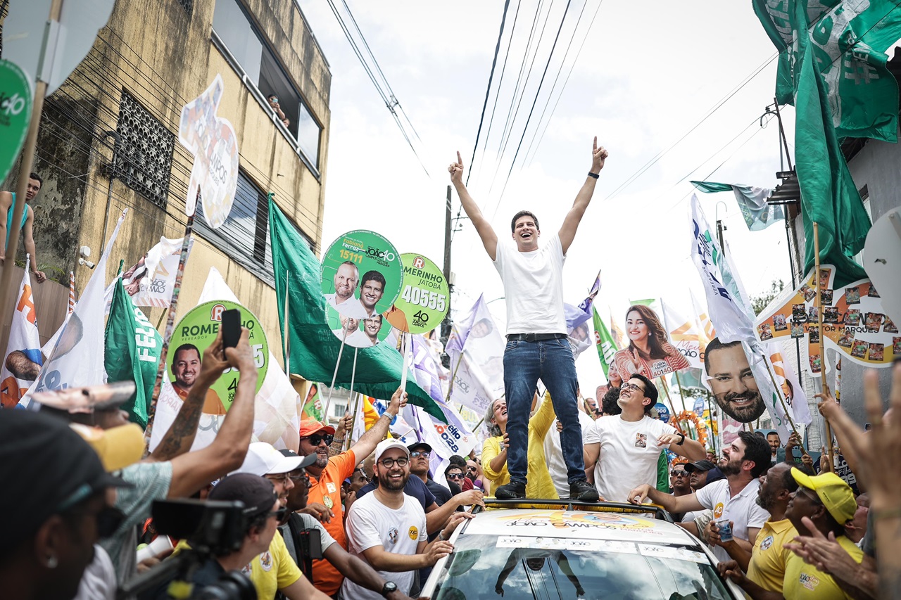 Prefeito João Campos comandou camnhada pelas ruas de Casa Amarela Foto Rodolfo Leopert Divulgação