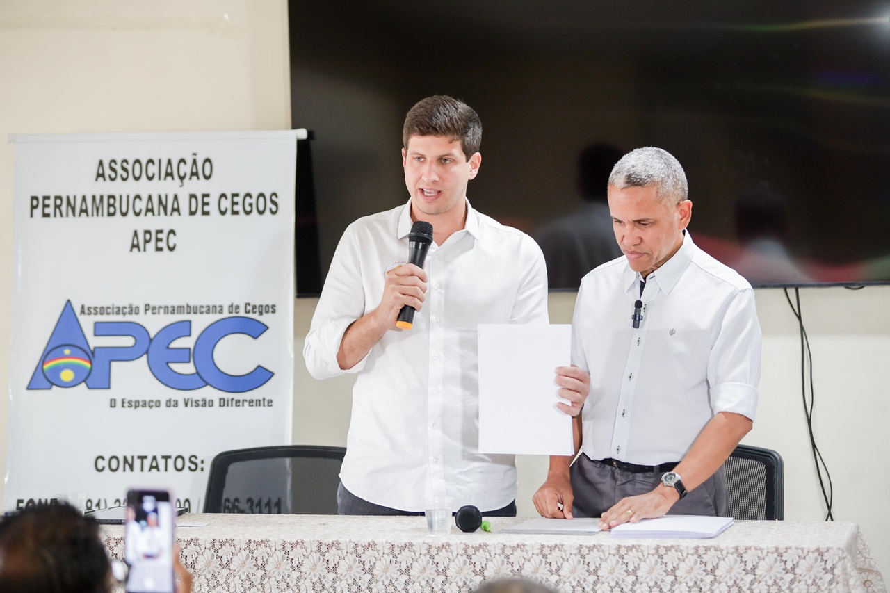 Prefeito e candidato à reeleição, João Campos participou de sabatina na Apec, onde apresentou propostas Foto Marlon Diego