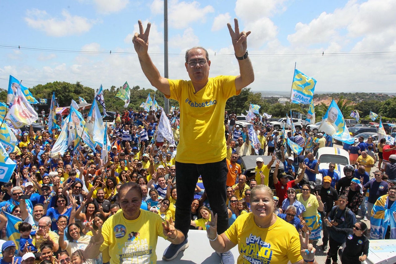 Prefeito e candidato à reeleição, Mano Medeiros comandou uma carreata pelas regionais de Jaboatão