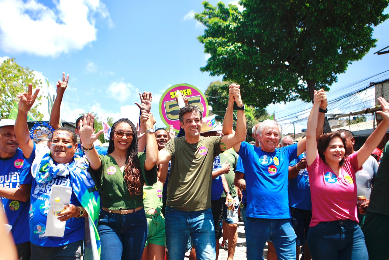 Priscila Krause esteve ao lado de Daniel Coelho na caminhada na Mustardinha Foto Arthur de Souza Divulgação