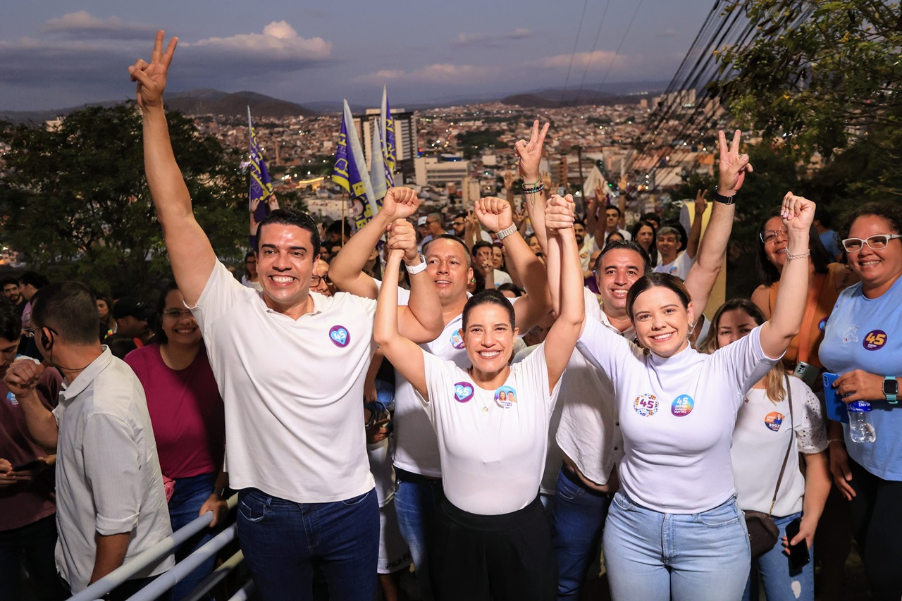 Raquel Lyra e Rodrigo Pinheiro dubiram o Monte do Bom Jesus, no último domingo de campanha