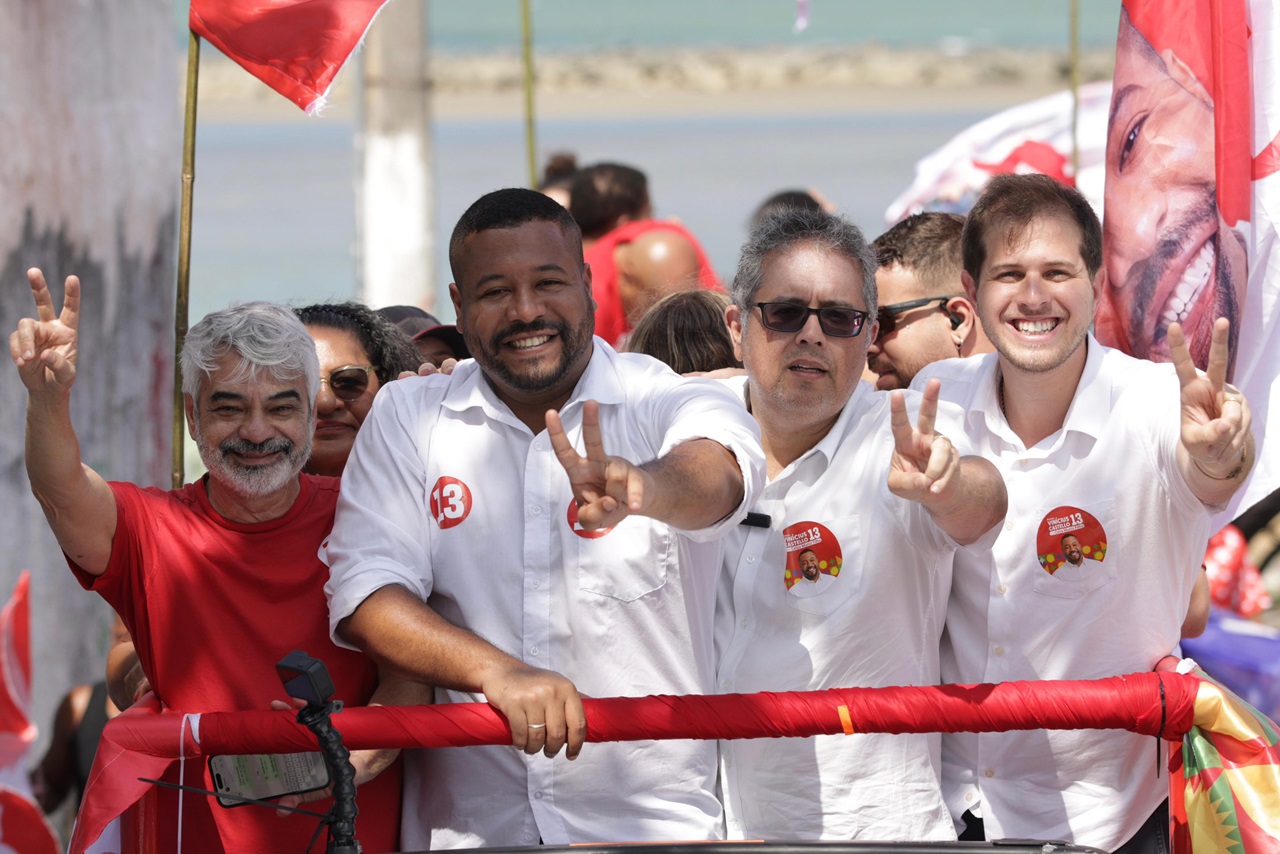 Vinicius Castello, ao lado do vice, Celso Muniz, comandaram carreata em Olinda Foto Divulgação