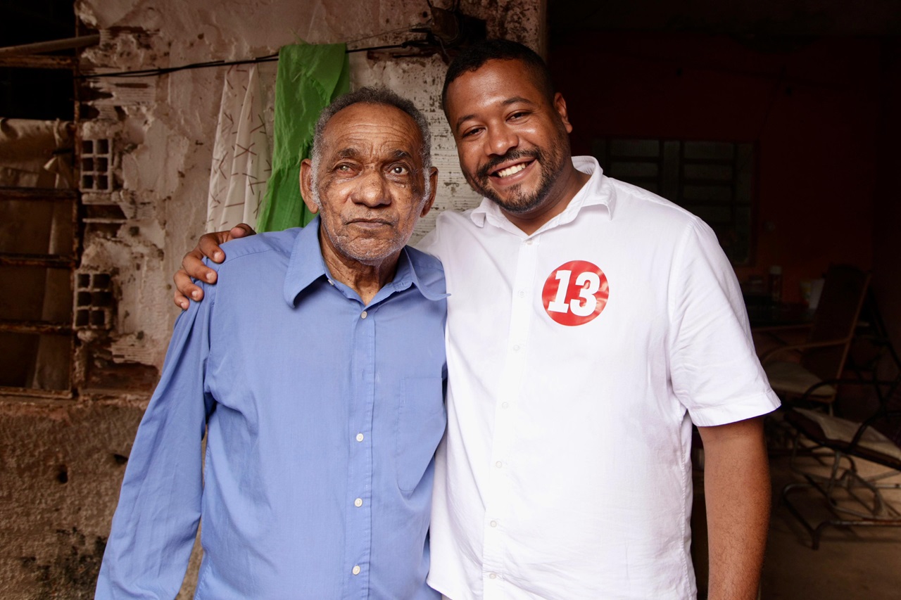 Vinicius Castello conversou com José Ramos, que criticou a situação no Alto do Cajueiro Foto Charles Johnson Divulgação