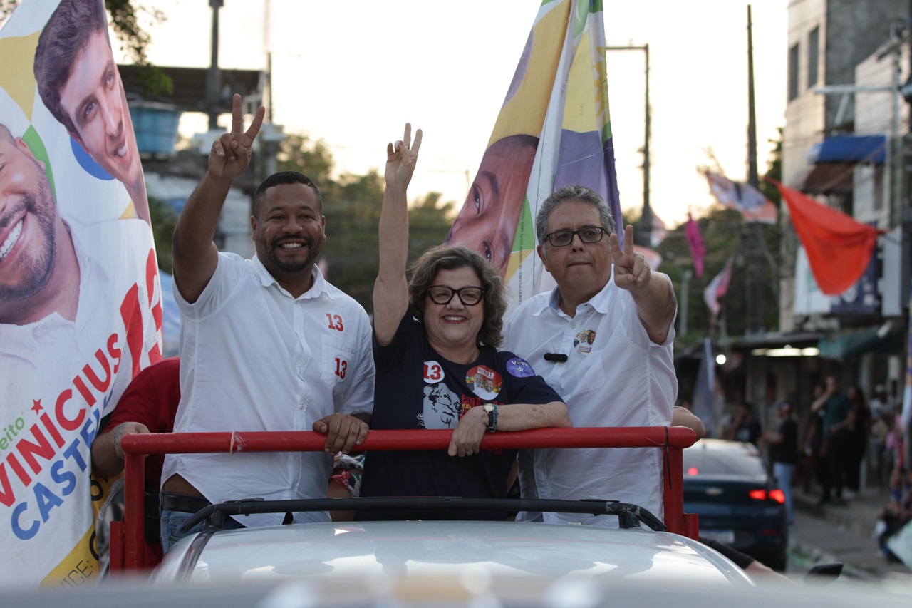 Vinicius, Celso e Teresa participaram de carreata pelas ruas de Olinda Fotos Charles Johnson Frente Popular de Olinda