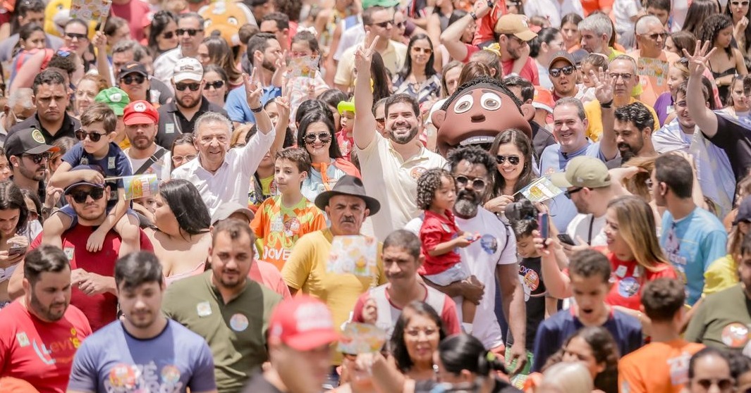 Zé Queiroz e Tonynho caminharam com as crianças até o comitê de campanha Foto Tiago Calazans Divulgação