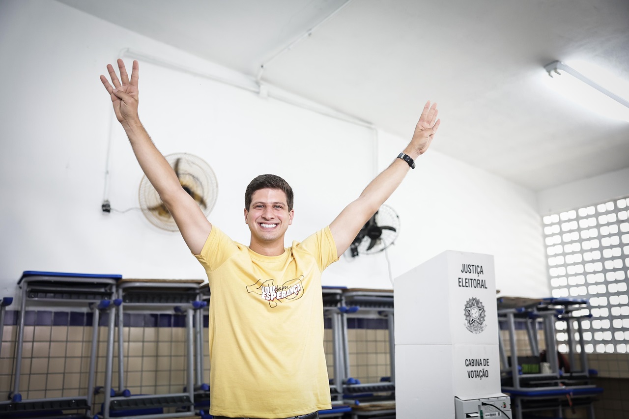 Ao votar em Apipucos, João Campos disse estar de coração leve e confiante na vitória Foto Rodolfo Loupert Divulgação