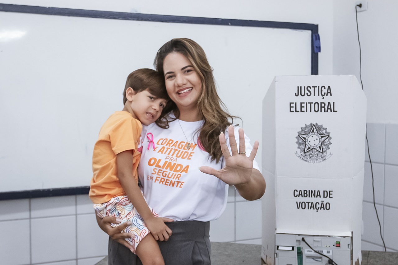 Candidata do PSD, Mirella Almeida votou em Rio Doce e disse que Olinda seguirá em frente Foto Arquimedes Santos Divulgação