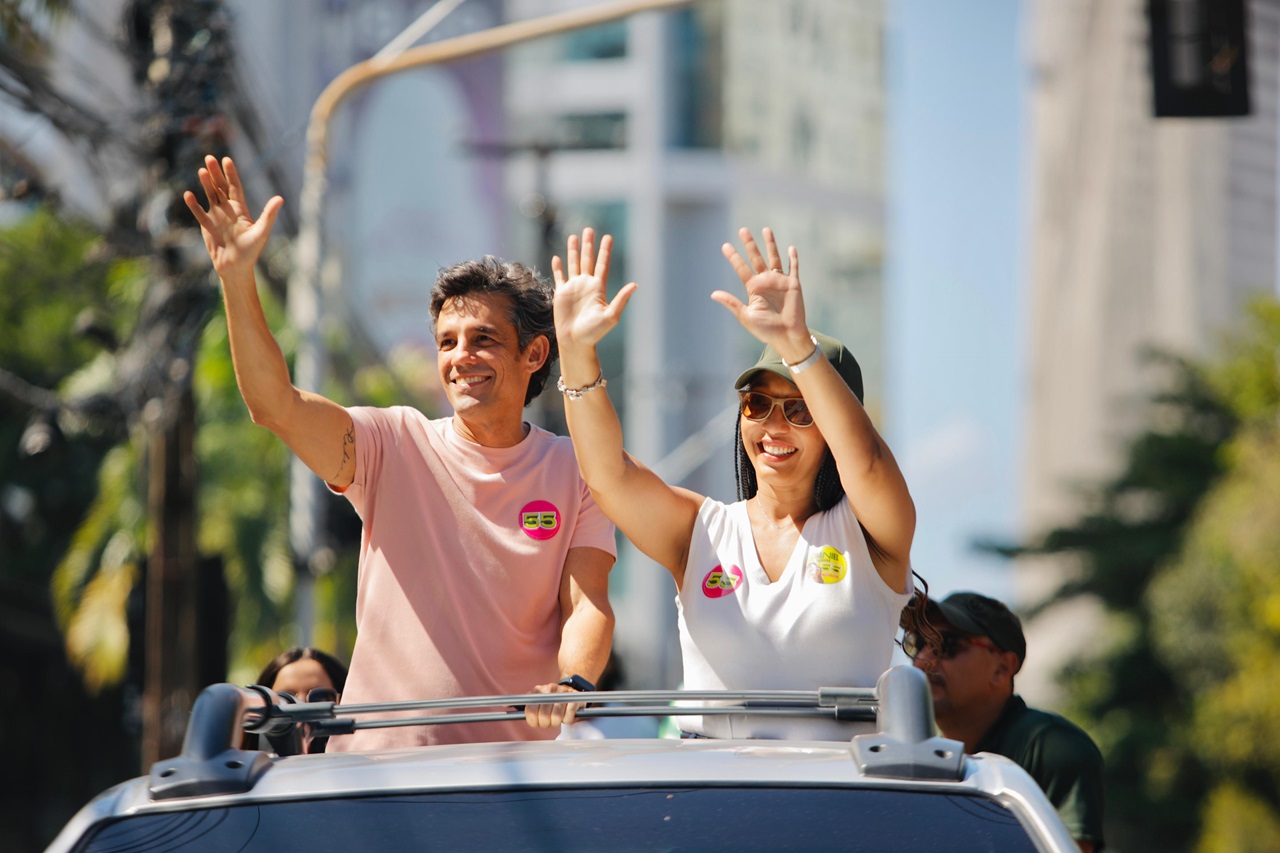 Daniel Coelho e sua vice, Mariana Melo, comandaram a caminhada de norte a sul Foto Arthur de Souza Divulgação