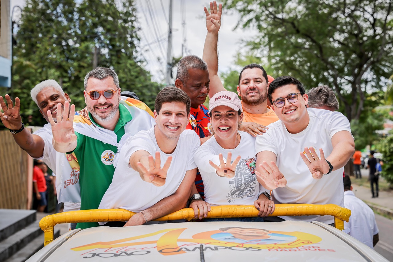 Isabella, entre João Campos e Victor Marques, participou da carreata