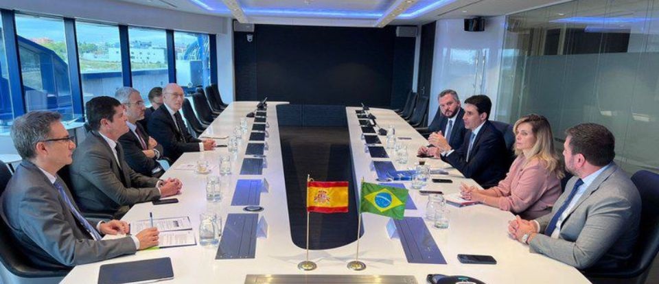 Ministro Silvio Costa Filho participou de reunião na Espanha em que tratou da reforma em Congonhas