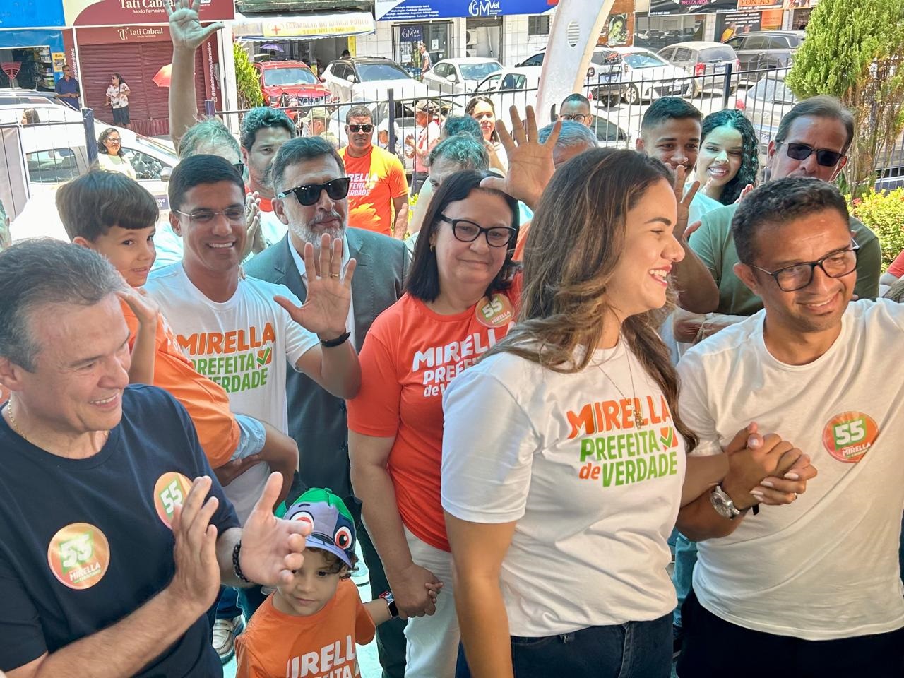 Mirella Almeida chegou para votar acompanhada pelo ministro André de Paula e do vice, Chiquinho