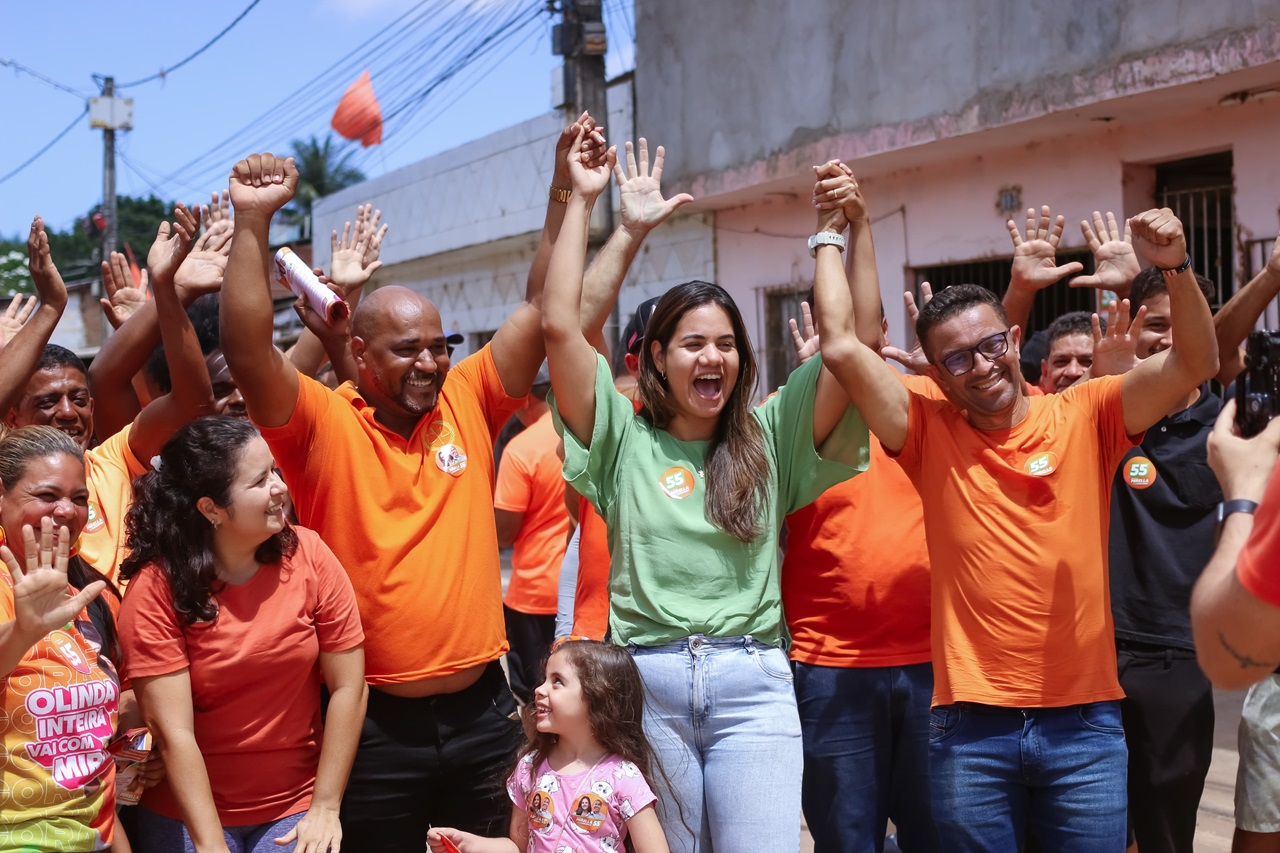 Mirella Almeida participou de duas caminhadas neste sábado