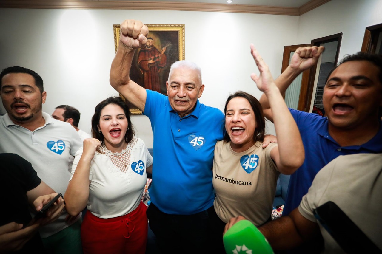 Raquel Lyra acompanhou a apuração com Ramos e celebrou a vitória do aliado em Paulista Foto Hesíodo Goes PSDB