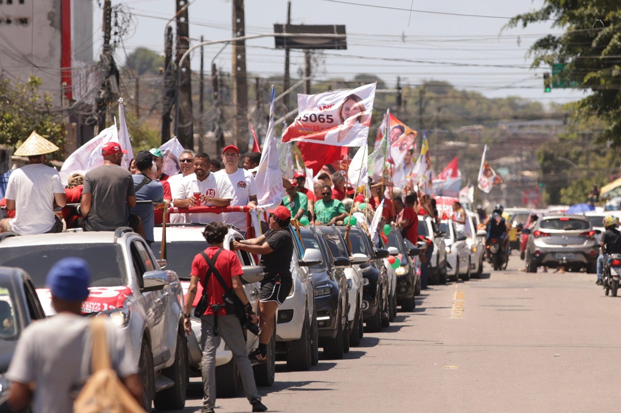 Vinicius Castello comandou a carreata ao lado do vice Celso Muniz, Humberto Costa e Luciana Santos