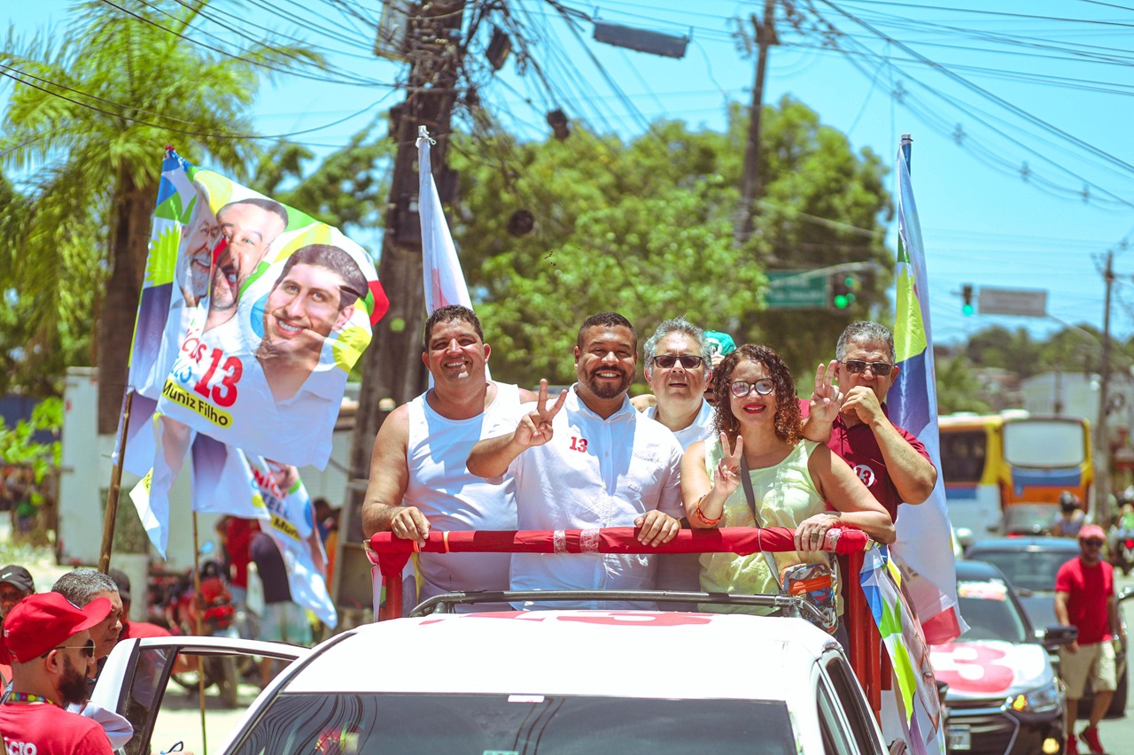 Vinicius Castello participou de carreata ao lado do vice Celso Muniz e de Luciana Santos