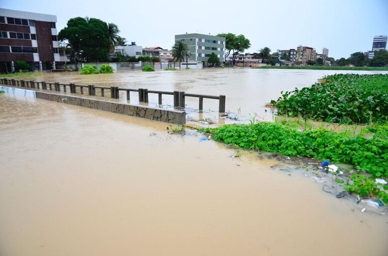 Canal do Fragoso, no bairro do mesmo nome, transborda durante chuvas de 2023, em Olinda. Uma cena que se repete