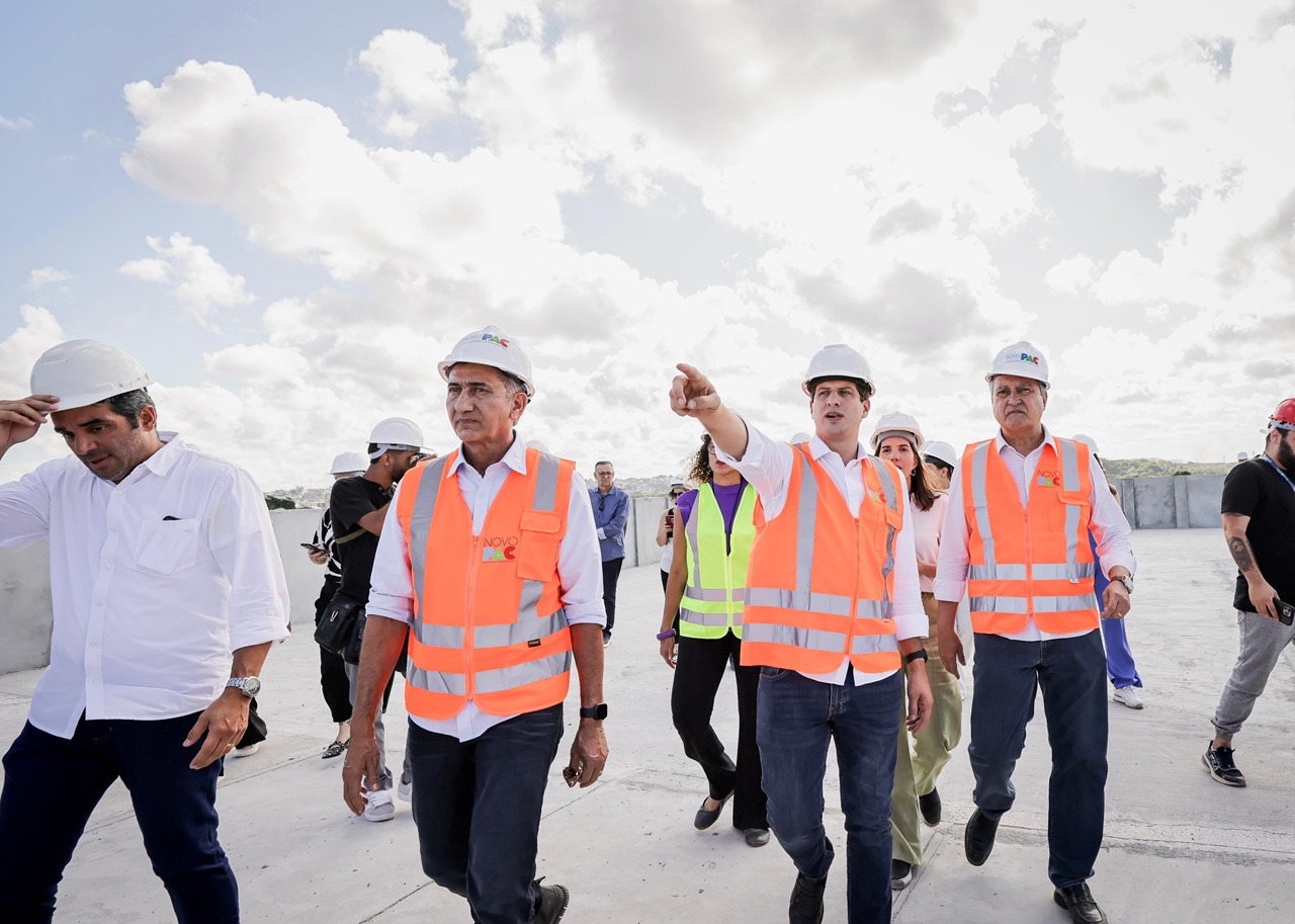 O prefeito João Campos recebeu o ministro Rui Costa na visita ao Hospital da Criança