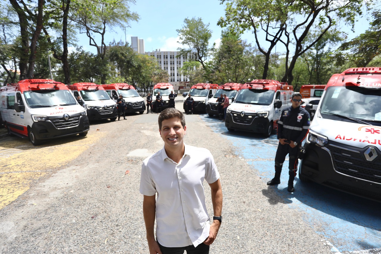 Prefeito João Campos recebeu as nove novas ambulâncias do Samu Recife Foto Hélia Scheppa PCR