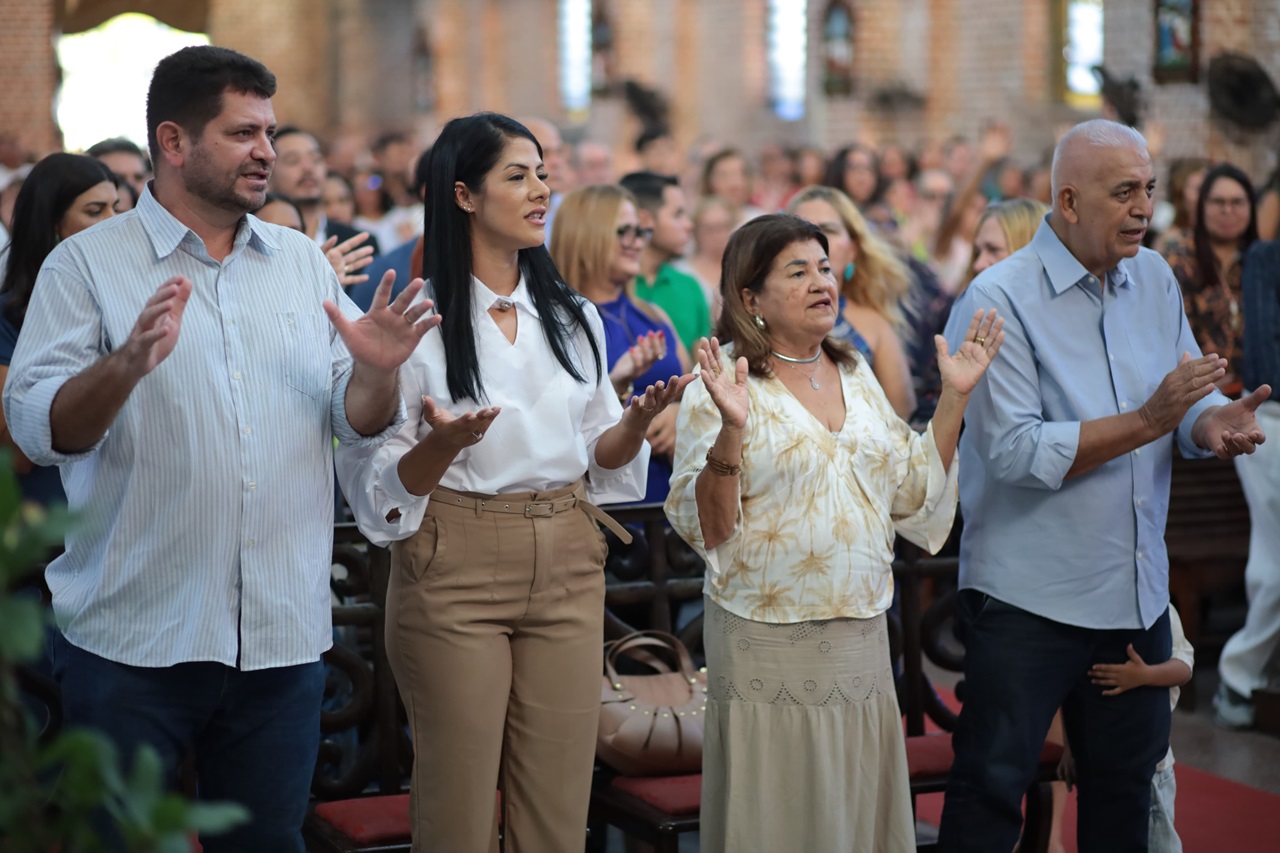 Prefeito eleito, Ramos, e seu vice, Felipe Andrade, participaram de missa no centro de Paulista