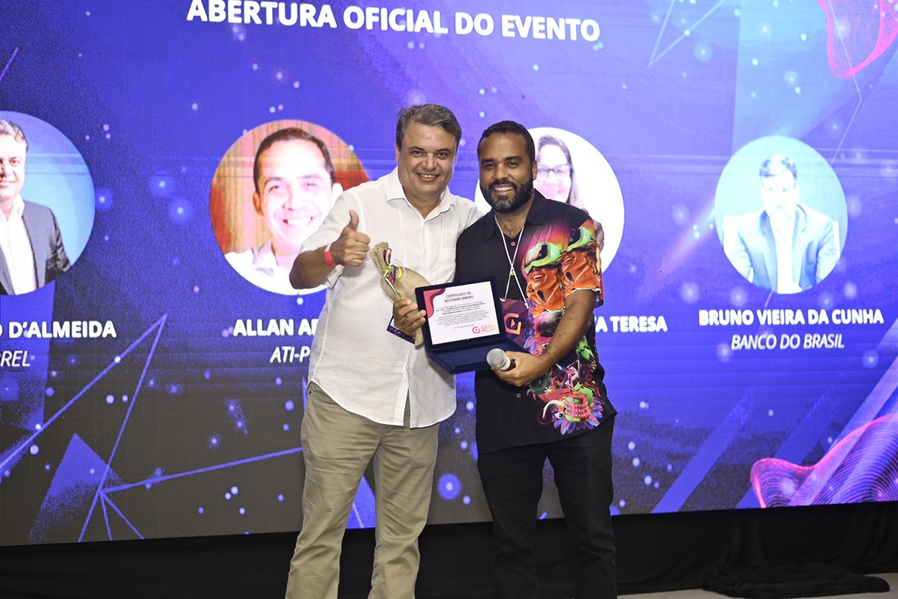 Rafael Figueiredo foi homenageado pelo trabalho que realiza no Recife