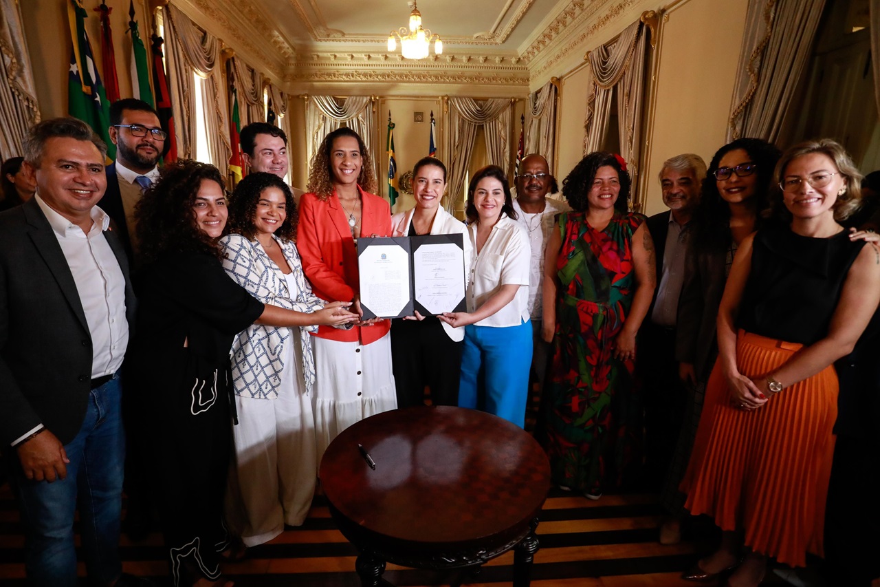 Raquel Lyra e a ministra Anielle Franco assinam termo de adesão ao Plano Juventude Negra Viva