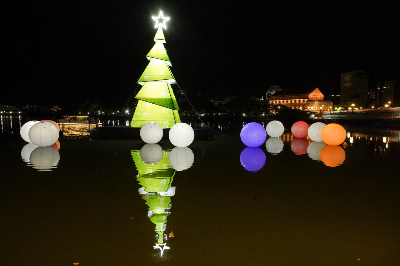 A Alepe montou uma árvore de Natal flutuante de 15 metros de altura no Rio Capibaribe