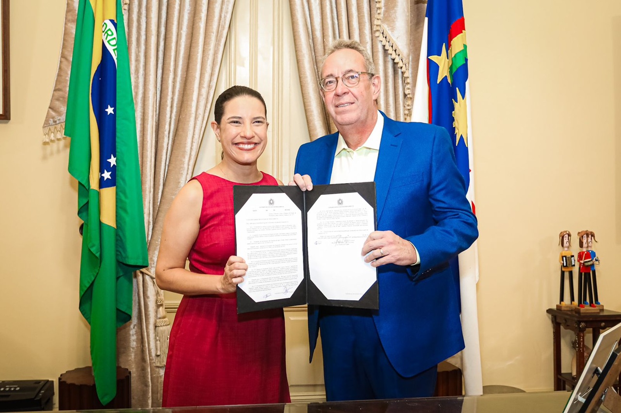 A governadora Raquel Lyra sancionou o orçamento ao lado do presidente da Alepe, álvaro Porto Fotos Janaína Pepeu Secom