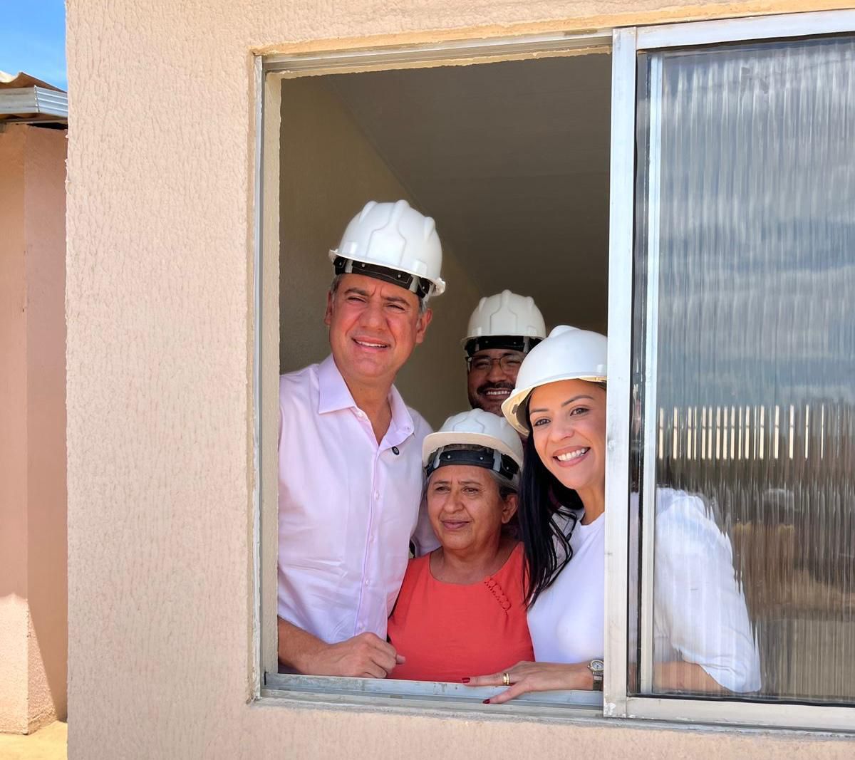 Deputado Fernando Monteiro visitou o residencial em Serra Talhada