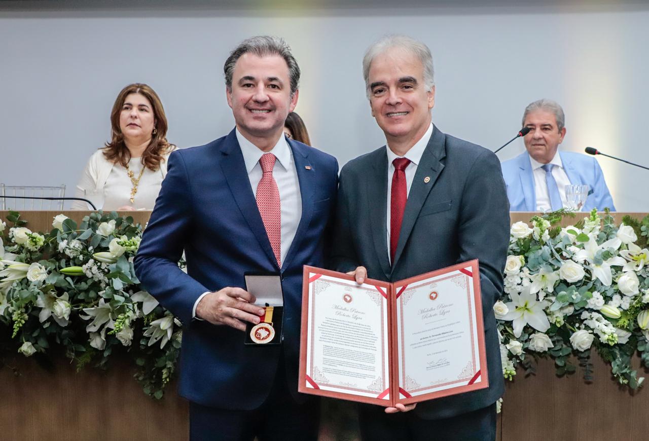 Fernando Ribeiro Lins, recebeu a Medalha do Mérito Patrono Roberto Lyra. A mais alta comenda concedida pelo Ministério Público de Pernambuco (MPPE)