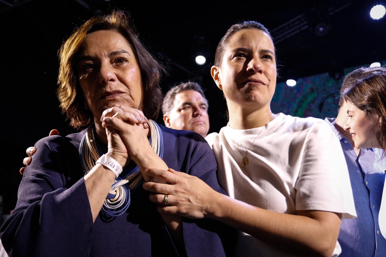 Governadora Raquel Lyra acompanhou a missa ao lado da sua mãe, Mércia