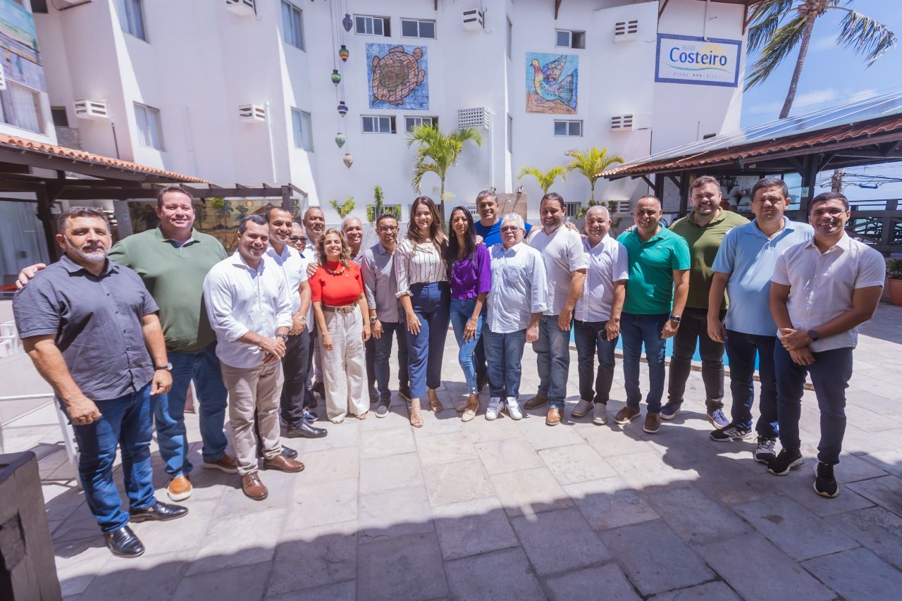 Mirella Almeida reuniu-se com os vereadores eleitos em um hotel em Olinda