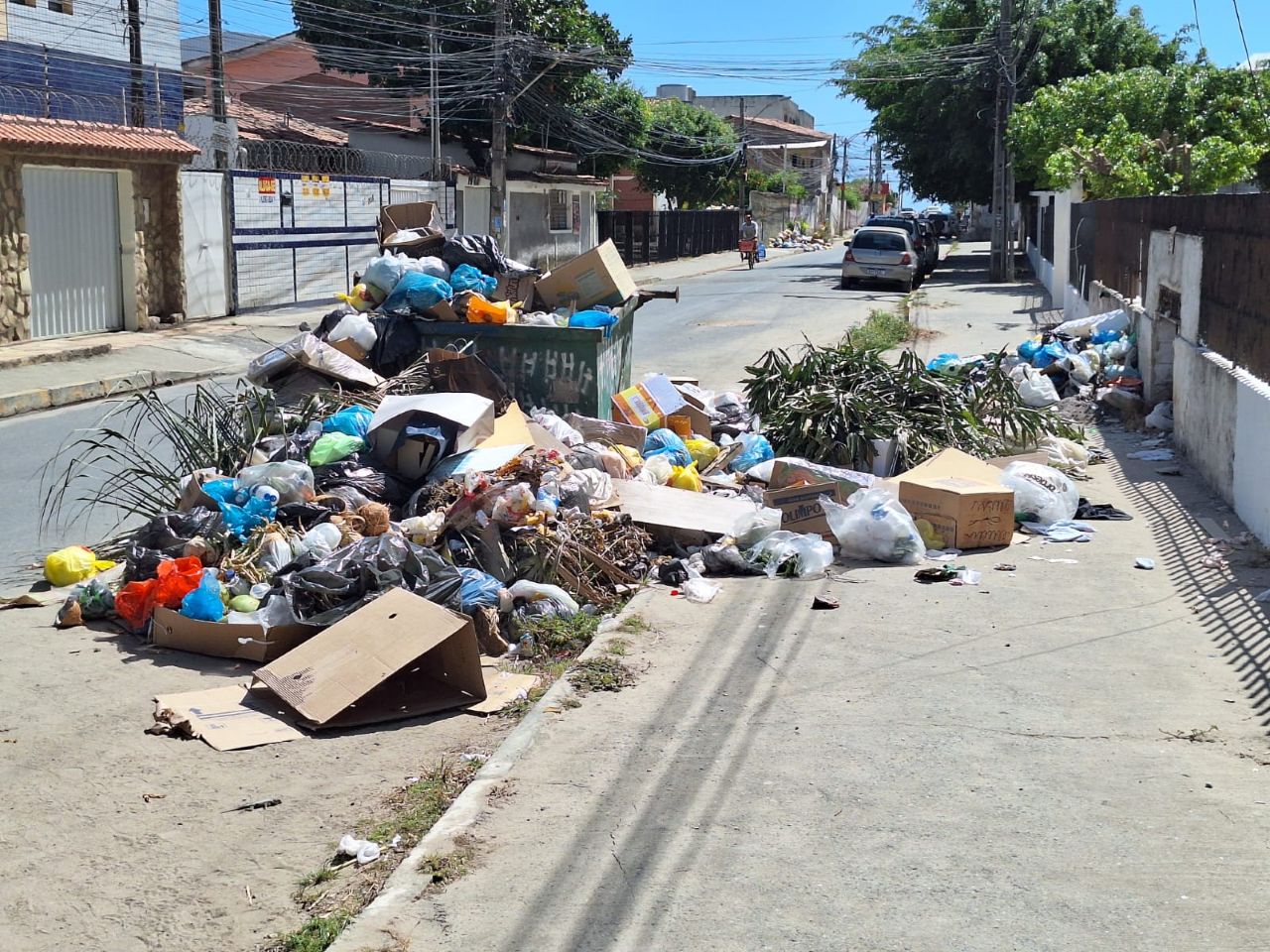 No binário do Conjunto Beira-Mar, em Paulista, a quantidade de lixo nem cabe mais na caçamba coletora