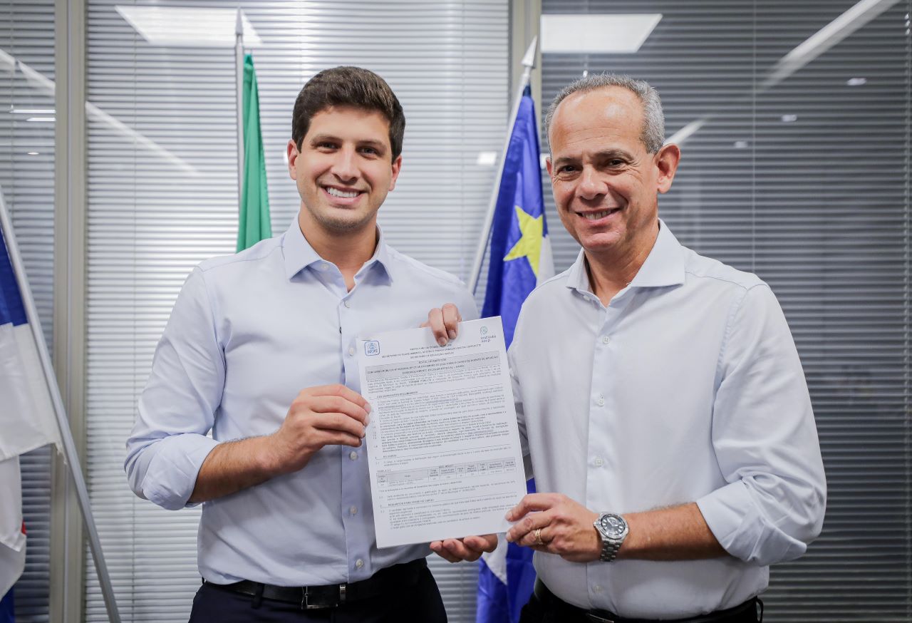 Prefeito João Campos e o secretário de Educação, Fred amâncio, trataram do concurso para AADEE Foto Edson Holanda PCR