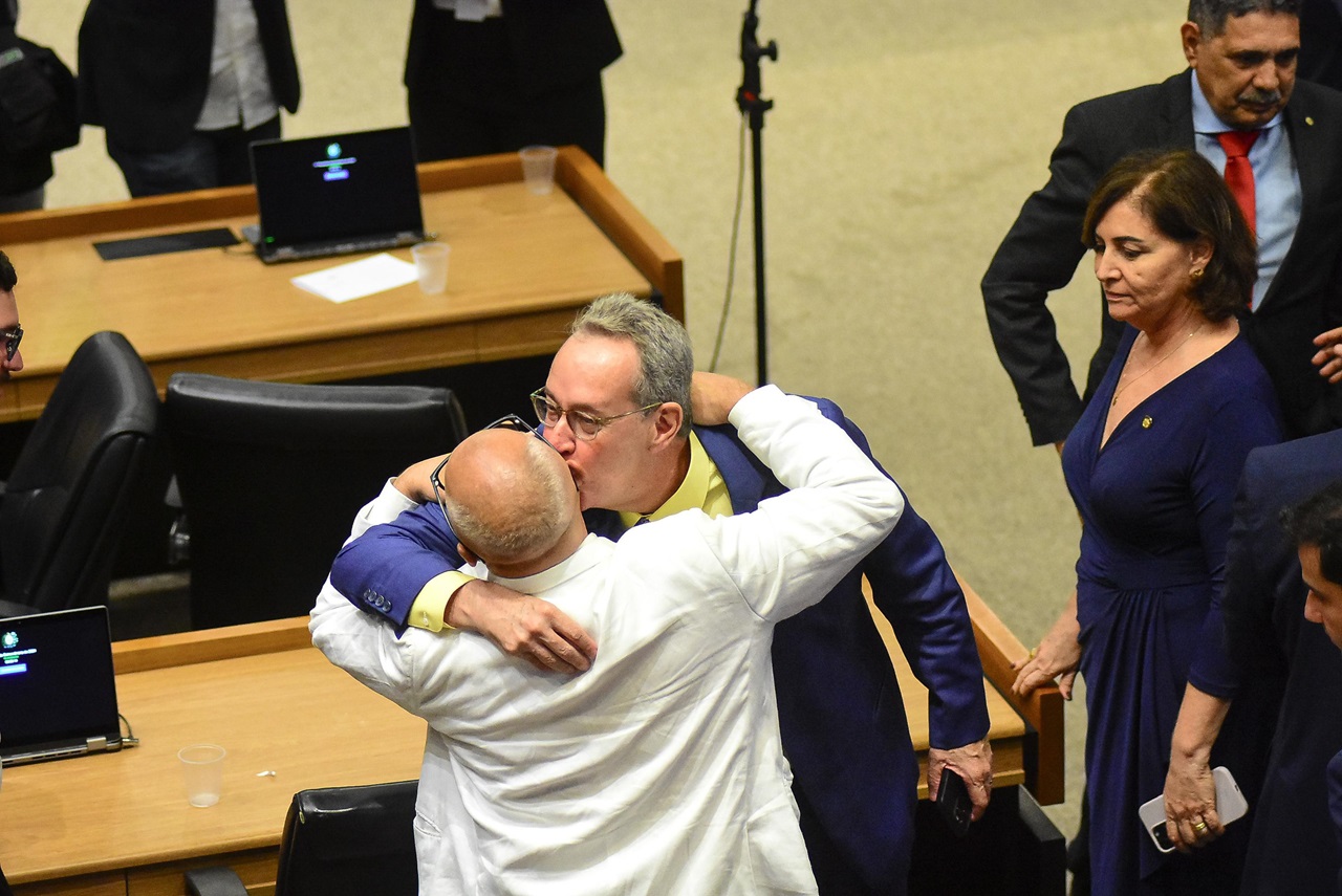 O presidente reeleito da Alepe, Álvaro Porto, parabeniza Francismar pontes pela vitória Foto Peu Ricardo