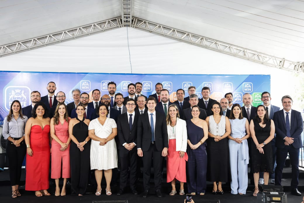 A nova equipe da Prefeitura do Recife foi empossada nesta quinta-feira pelo prefeito João Campos