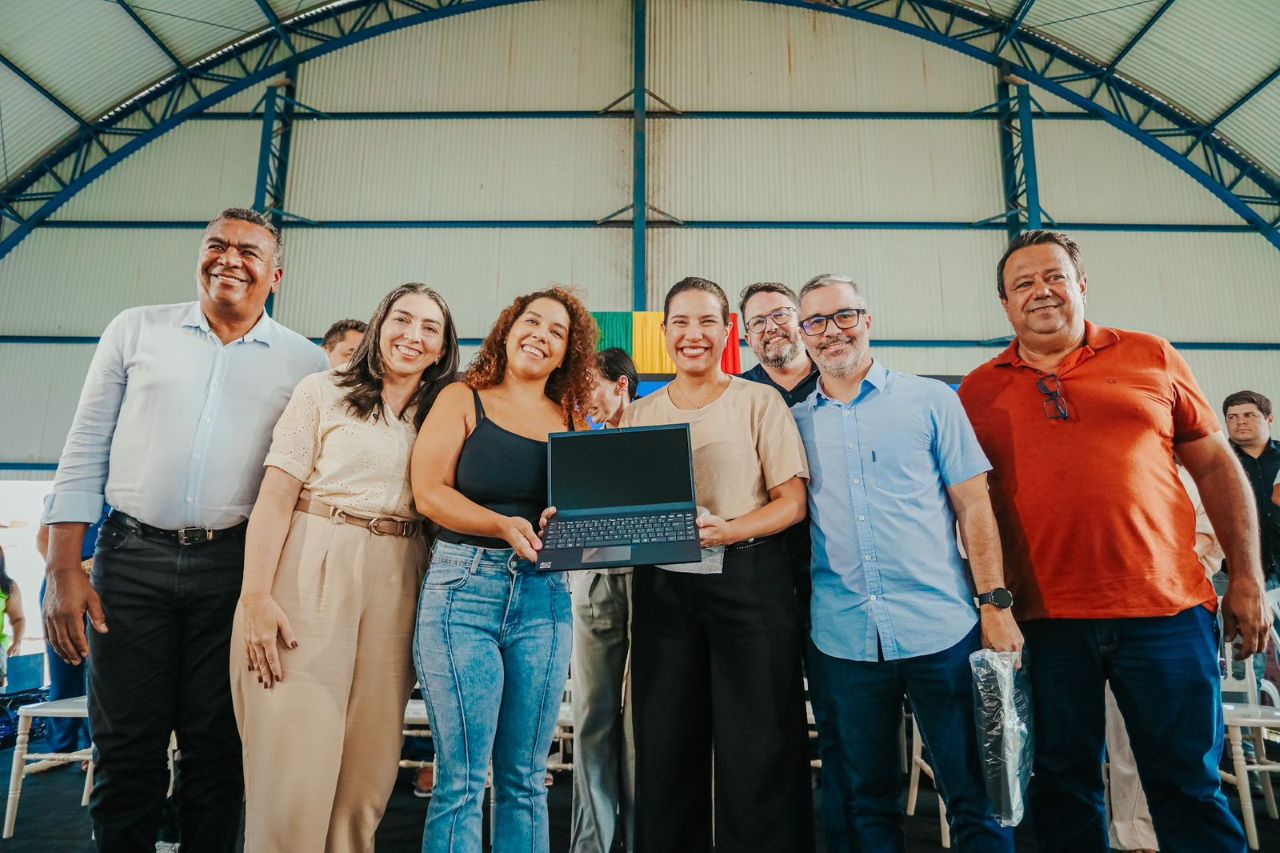 Governadora Raquel Lyra entregou os os primeiros notebooks do programa PE + Digital