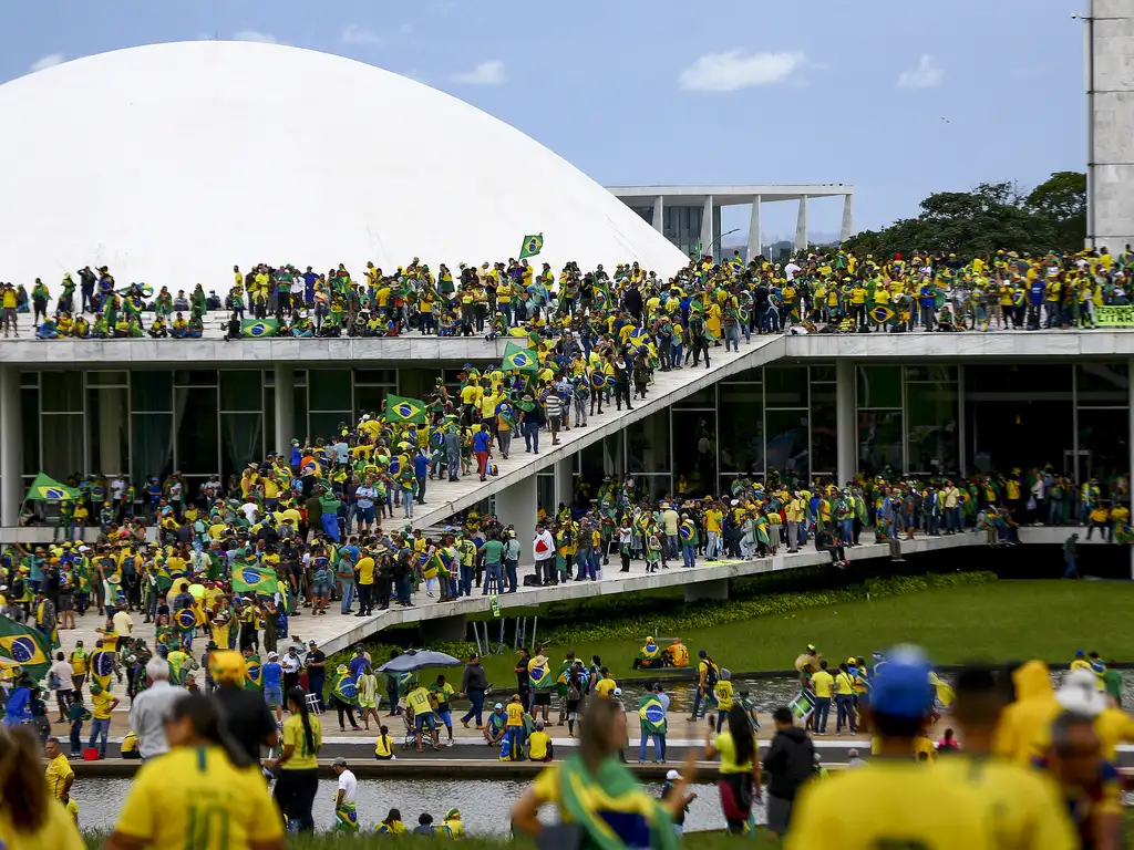 Manifestantes invadiram a sede dos três Poderes, num ataque grave à democracia. Um ato para relembrar e não esquecer Foto Marcelo Camargo Agência Brasil