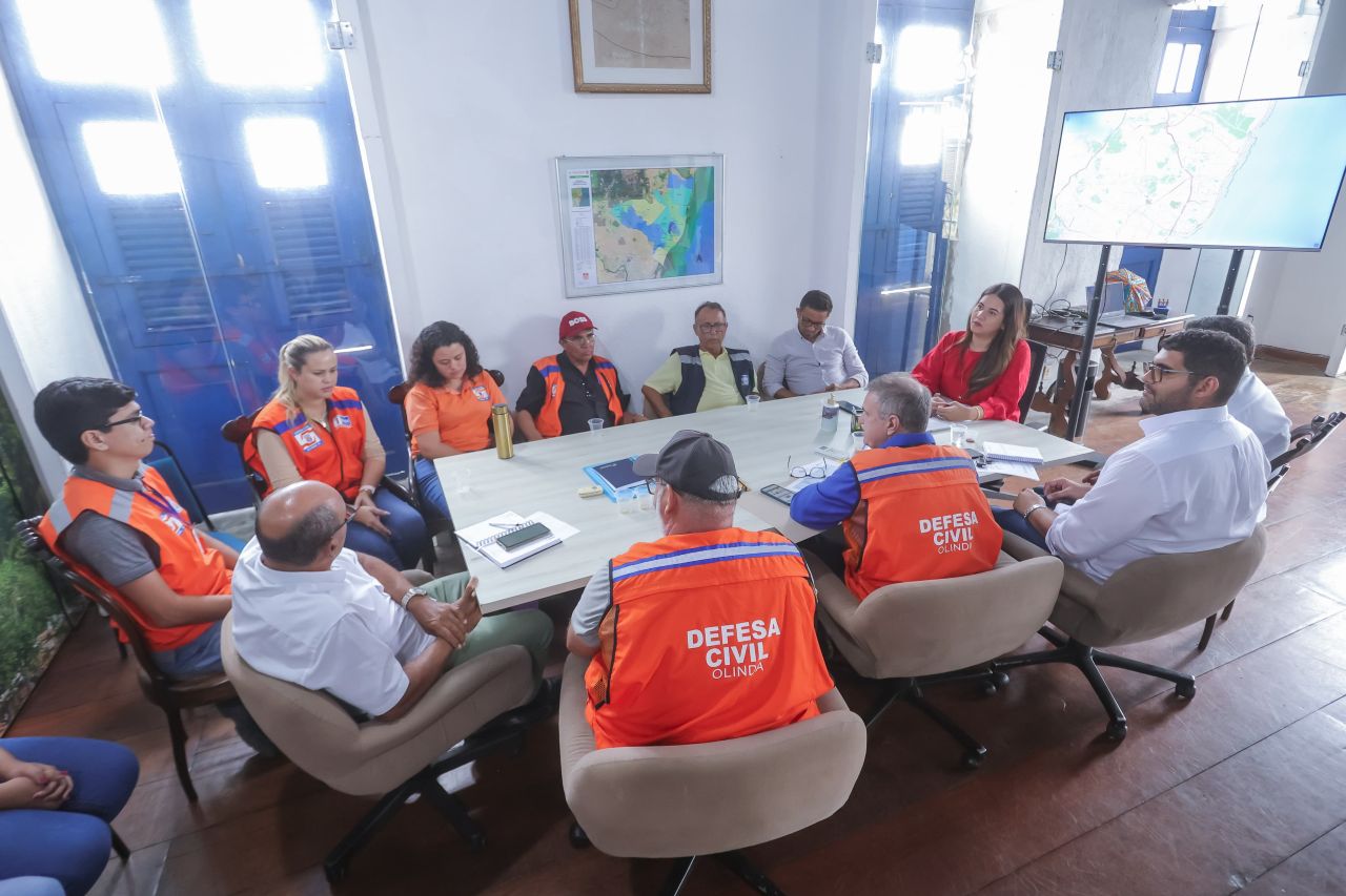 Mirella comandou reunião de monitoramento das ações da Defesa Civil durante o período de fortes chuvas na cidade