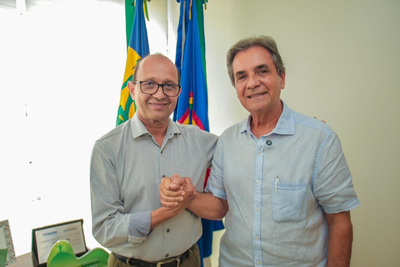 O prefeito Carlos Santana se reuniu com o diretor do grupo Arco-Mix Edivaldo Guilherme para tratar de investimento do grupo