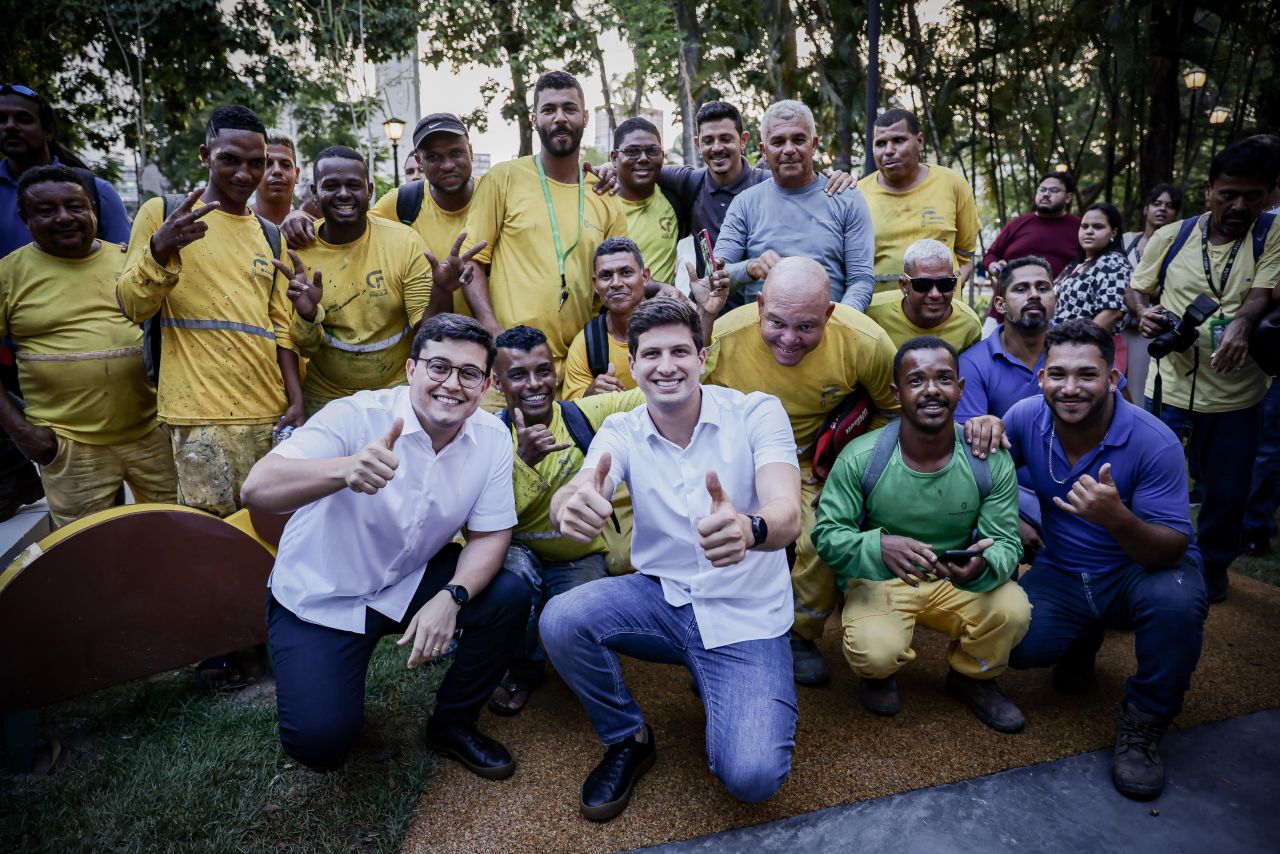 O prefeito João Campos e seu vice, Victor Marques, entregaram a Praça da Infância no 13 de Maio