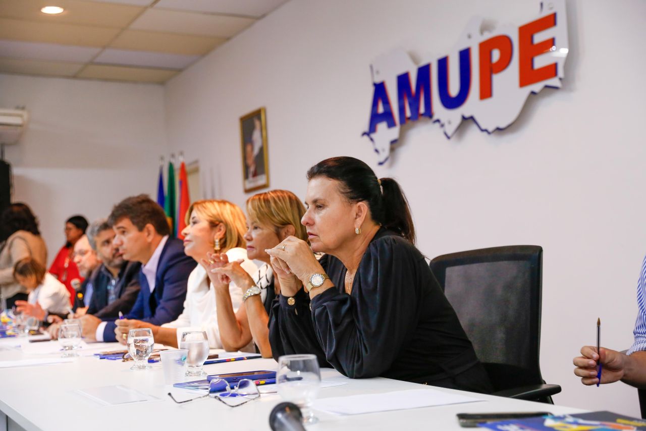 Prefeita de Igarassu, Professora Elcione fez parte da mesa no encontro de prefeitos da amupe