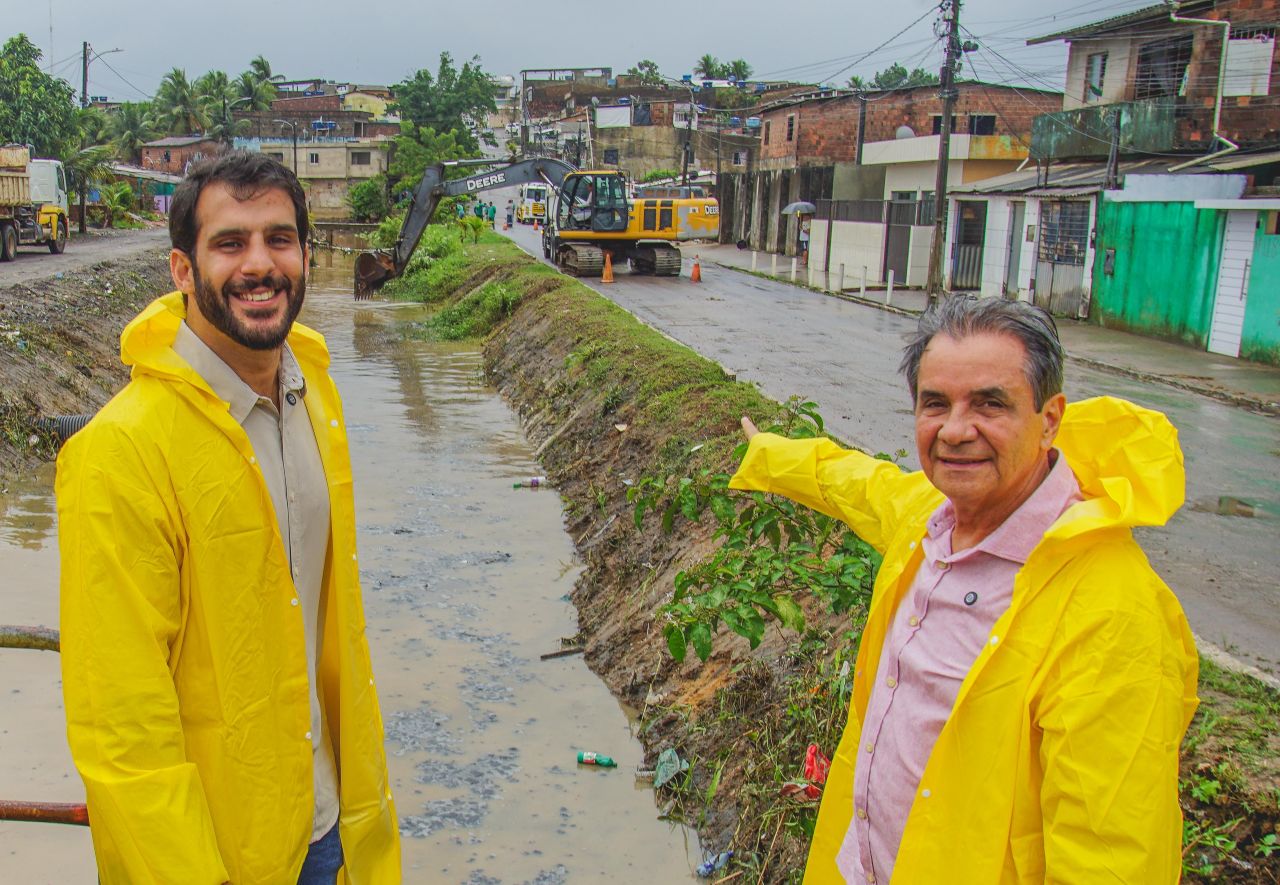 Prefeito Carlos Santana acompanha a limpeza dos canais em Ipojuca