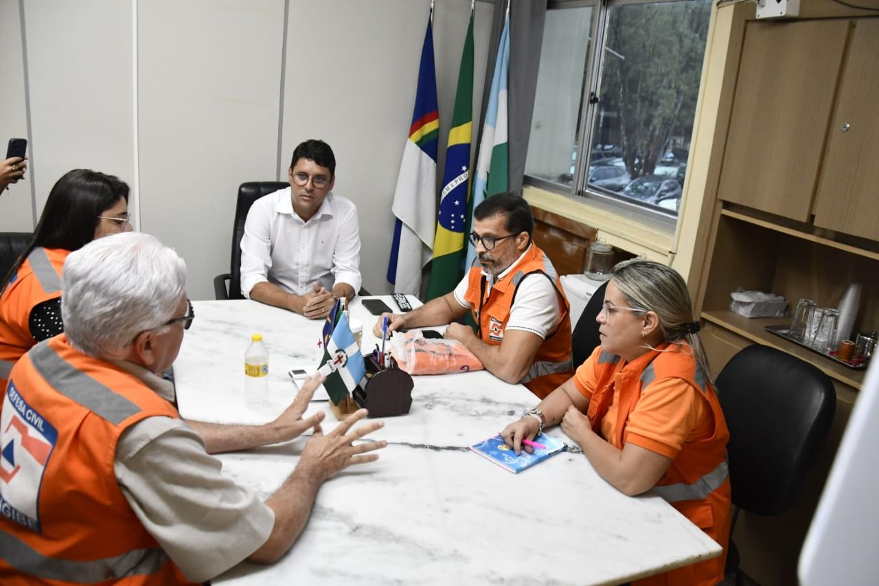 Prefeito Diego Cabral se reuniu com as equipe de Defesa Civil