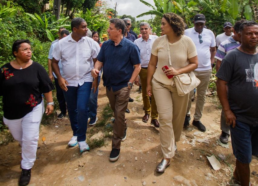 Prefeito Lula Cabral visitou o Córrego do Morcego, no bairro da Charneca, no Cabo