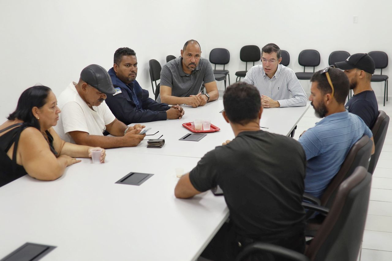 Secretários de Fazenda e de Governo se reuniram com servidores para tratar da questão dos salários