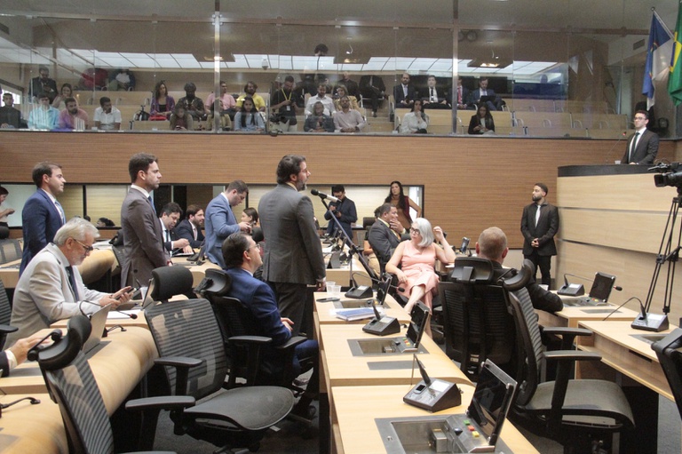 Vereadores de oposição apresentaram o cartão de visita durante a primeira sessão extraordinária da Câmara Foto Divulgação