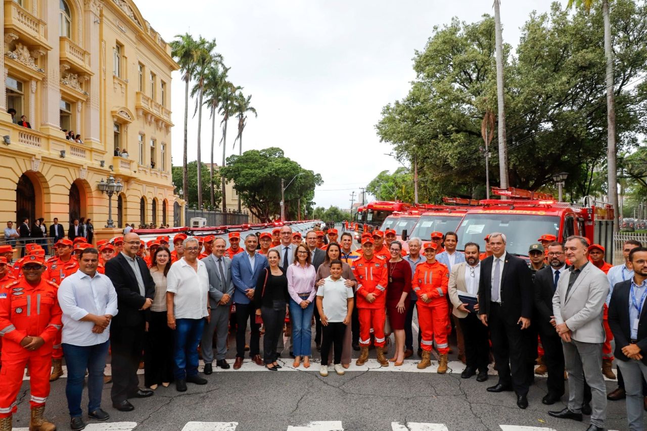 A governadora Raqel Lyra entregou viaturas e equipamentos para refoçar a segurança