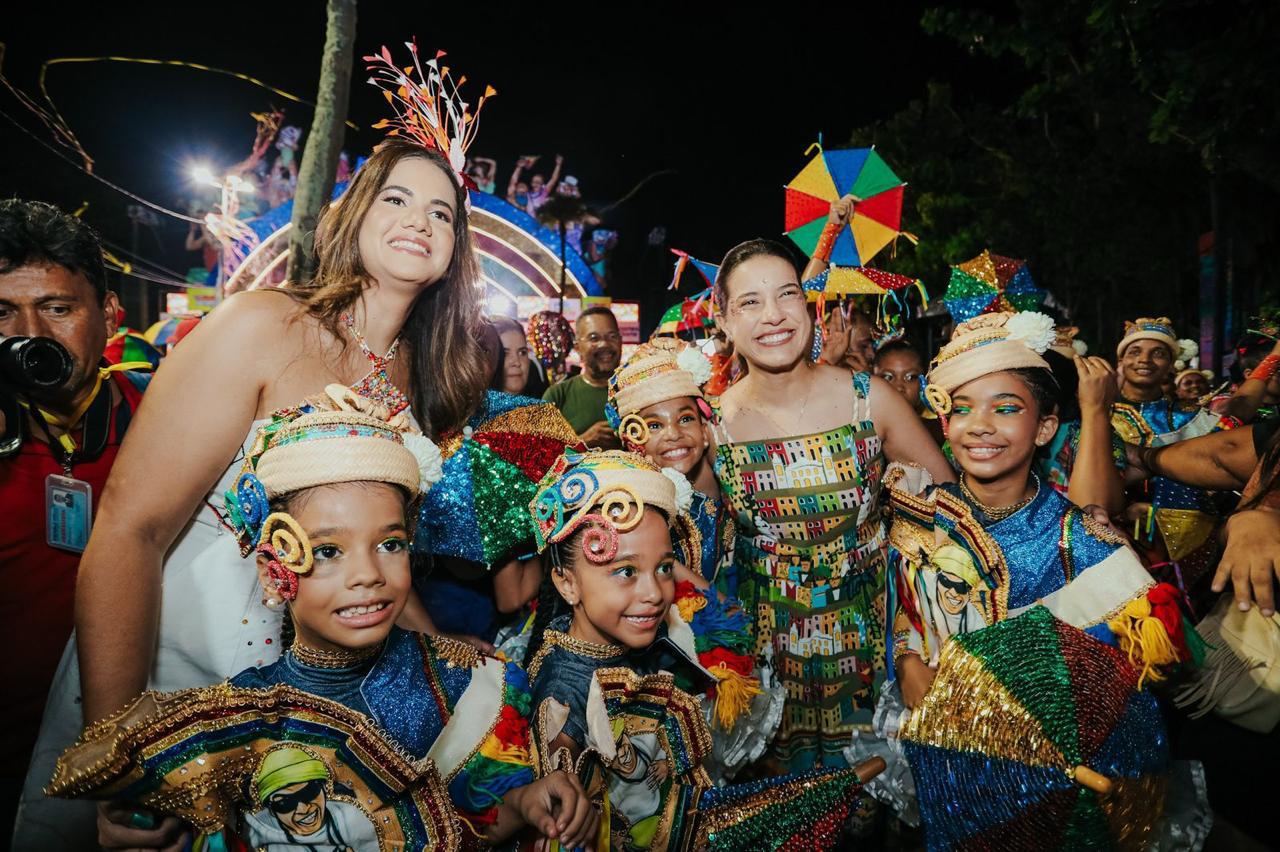 A governadora Raquel Lyra esteve ao lado da prefeita Mirella Almeidana abertura do Carnaval