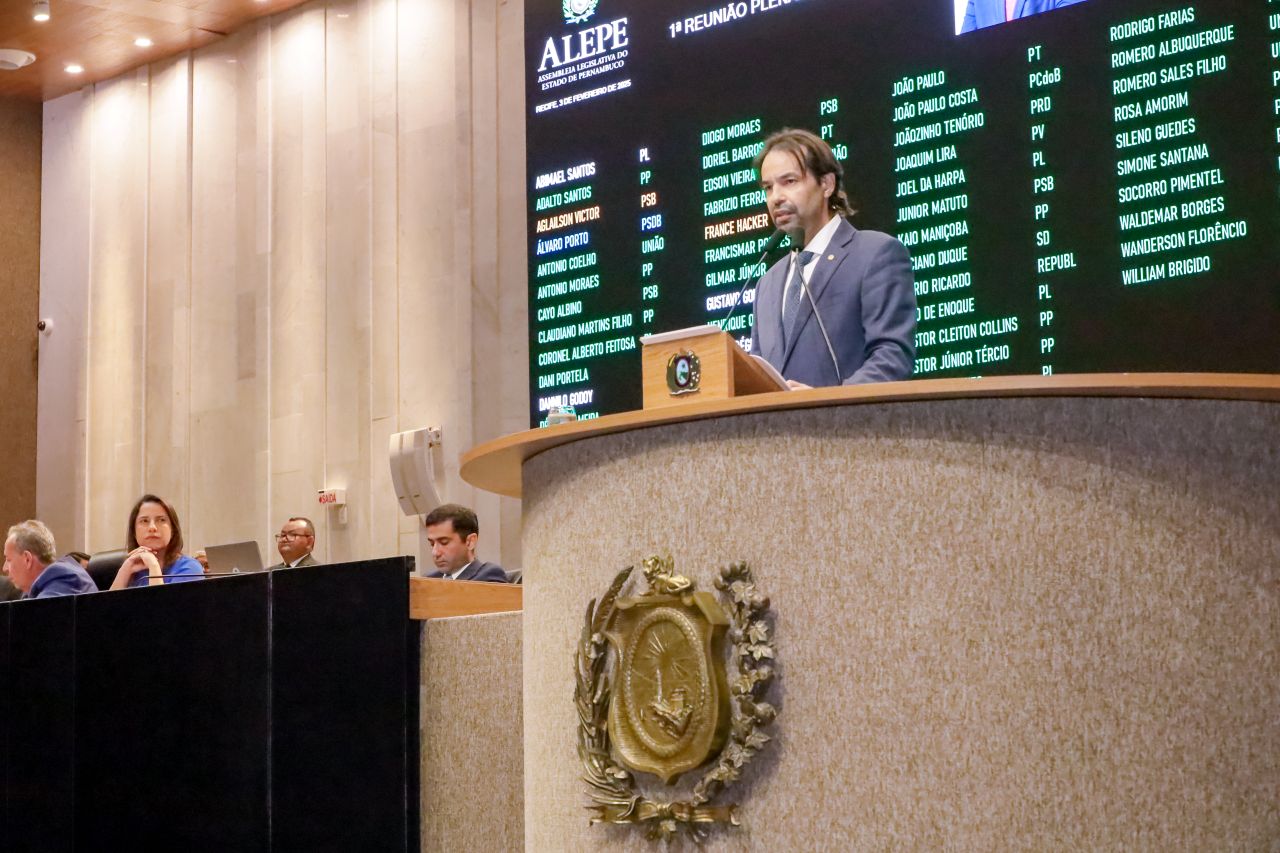 A governadora Raquel Lyra fixou o olhar em Diogo Moraes durante todo o discurso dele Foto Amaro Lima Alepe