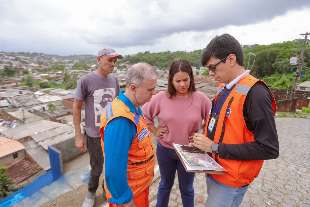 A prefeita Mirella Almeida fez vistorias em escostas de Olinda